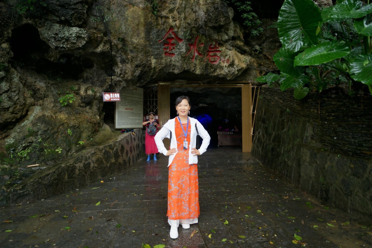 山洞环境人像---阳朔金水岩休闲的美女！