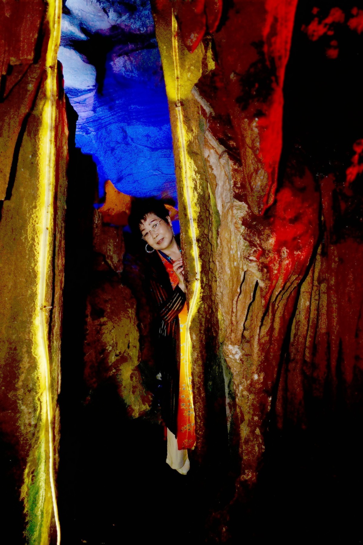 山洞环境人像---阳朔金水岩休闲的美女！