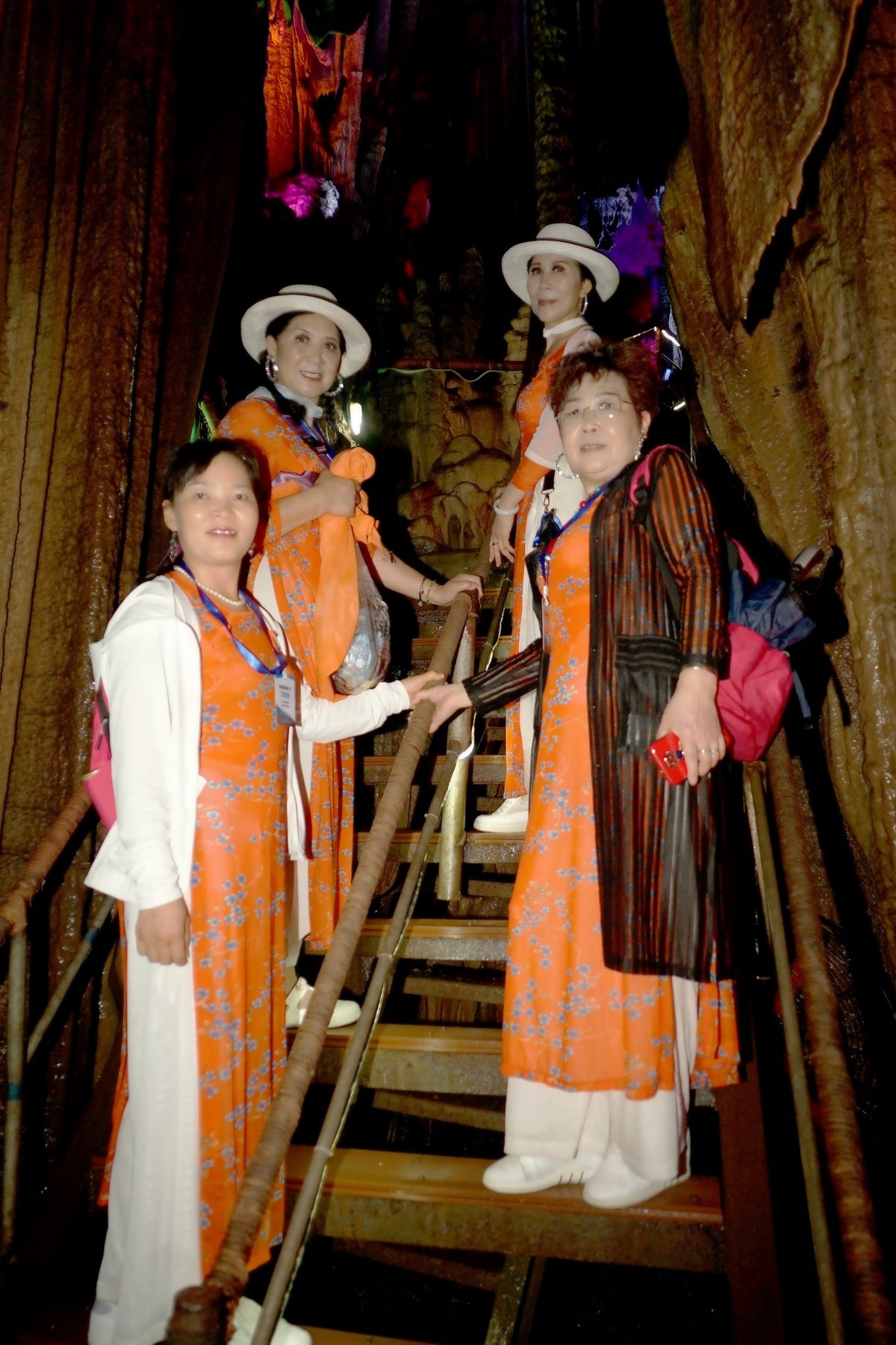 山洞环境人像---阳朔金水岩休闲的美女！