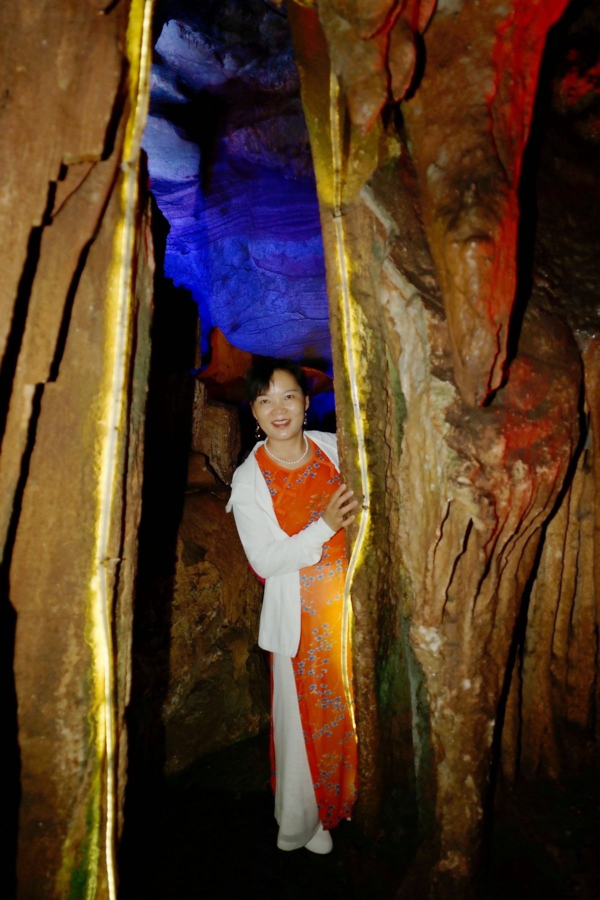 山洞环境人像---阳朔金水岩休闲的美女！