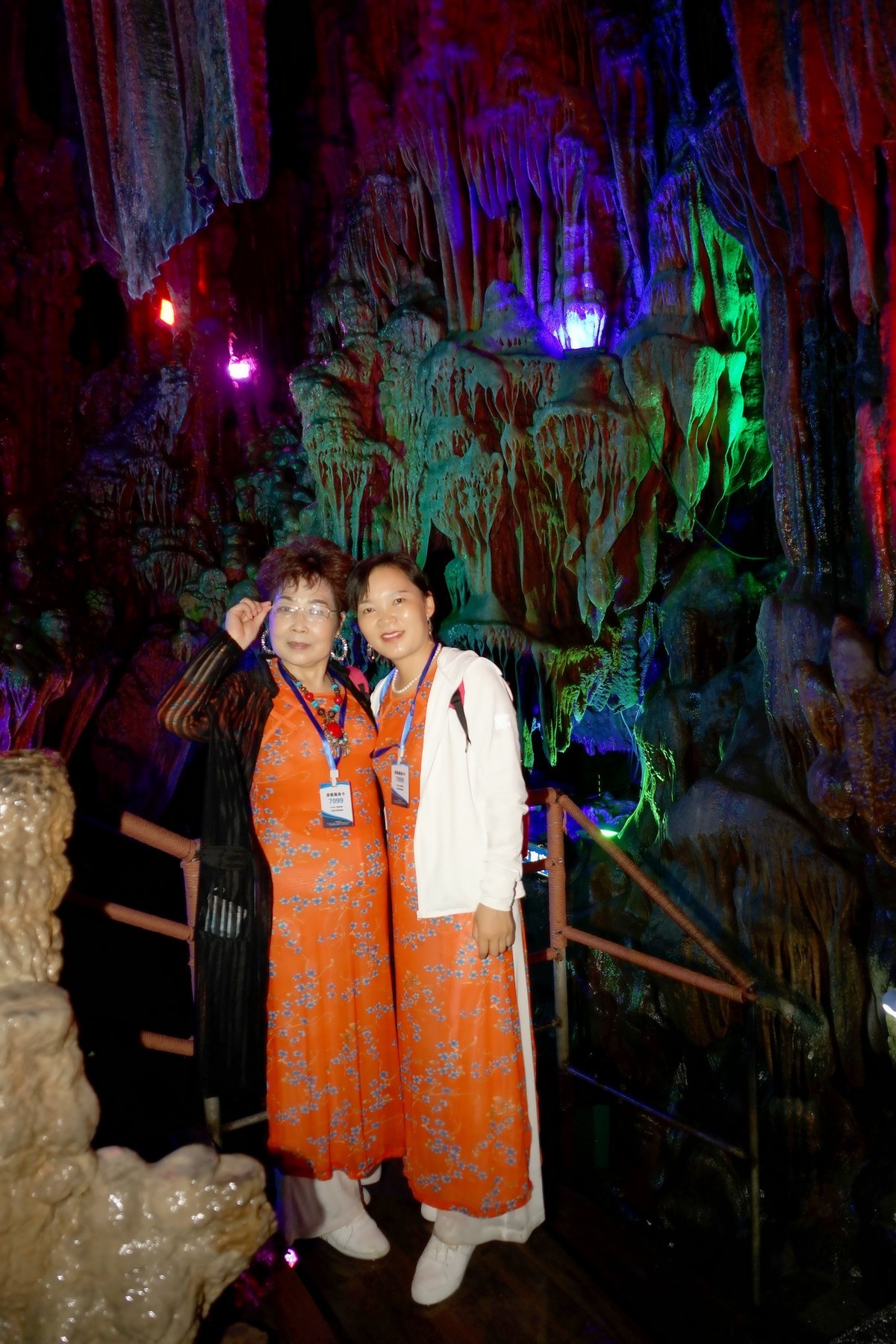 山洞环境人像---阳朔金水岩休闲的美女！