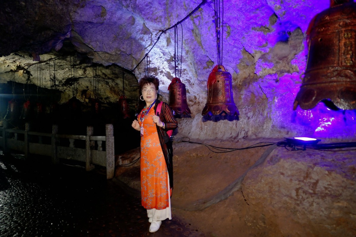 山洞环境人像---阳朔金水岩休闲的美女！