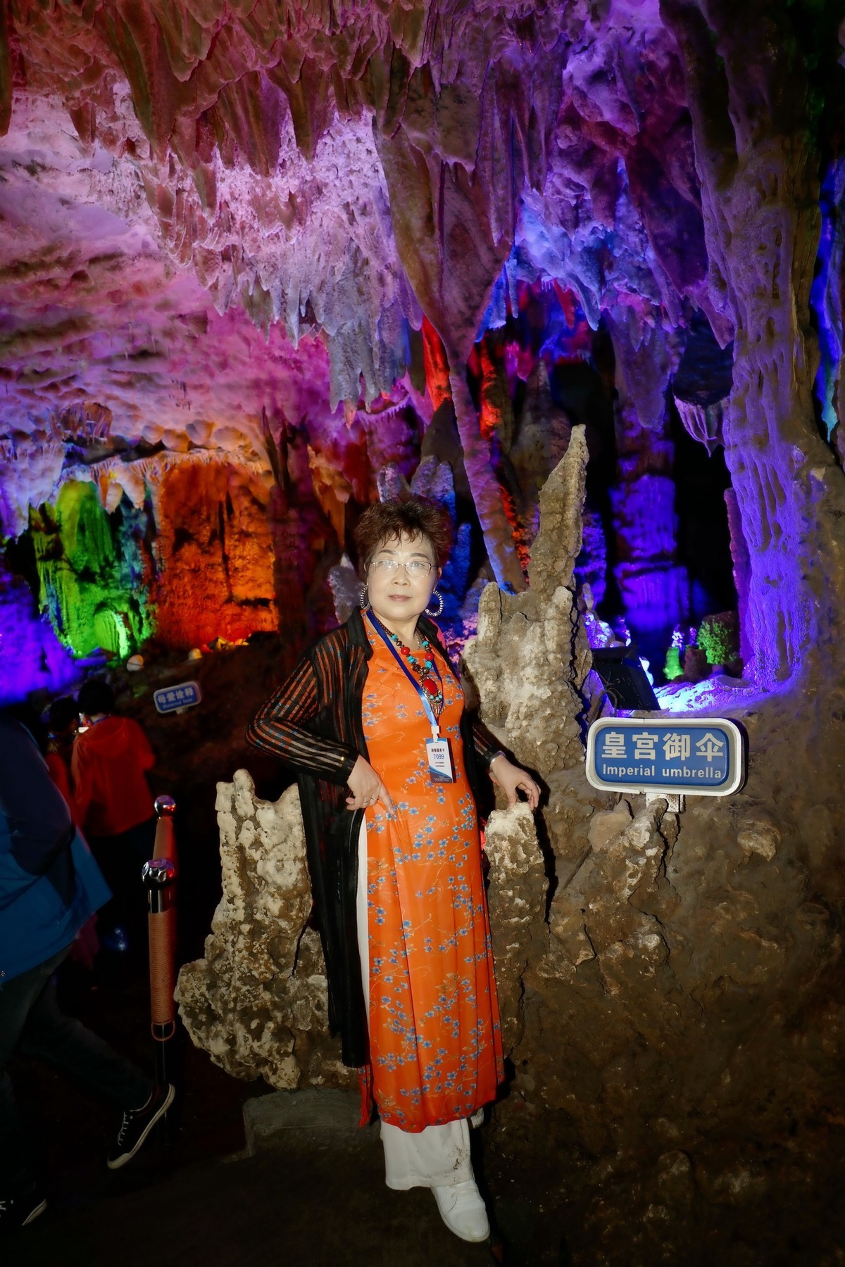 山洞环境人像---阳朔金水岩休闲的美女！