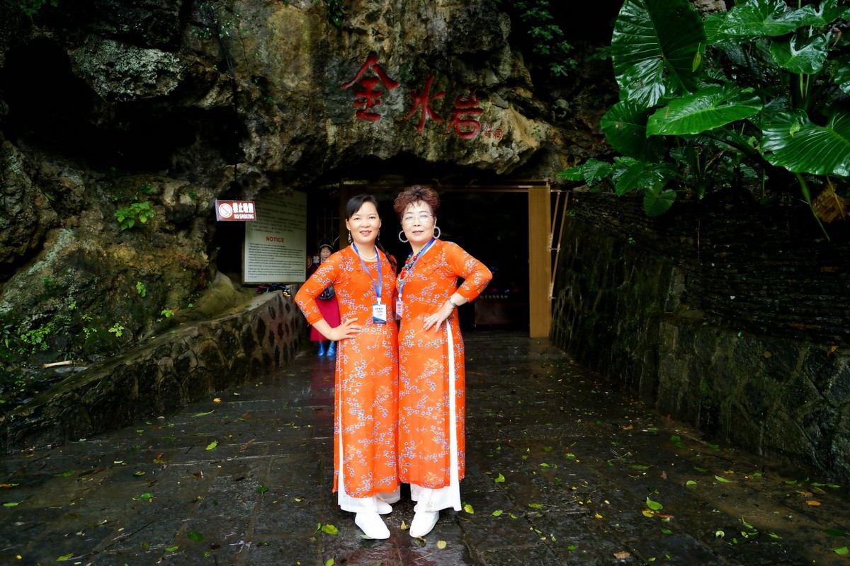 山洞环境人像---阳朔金水岩休闲的美女！