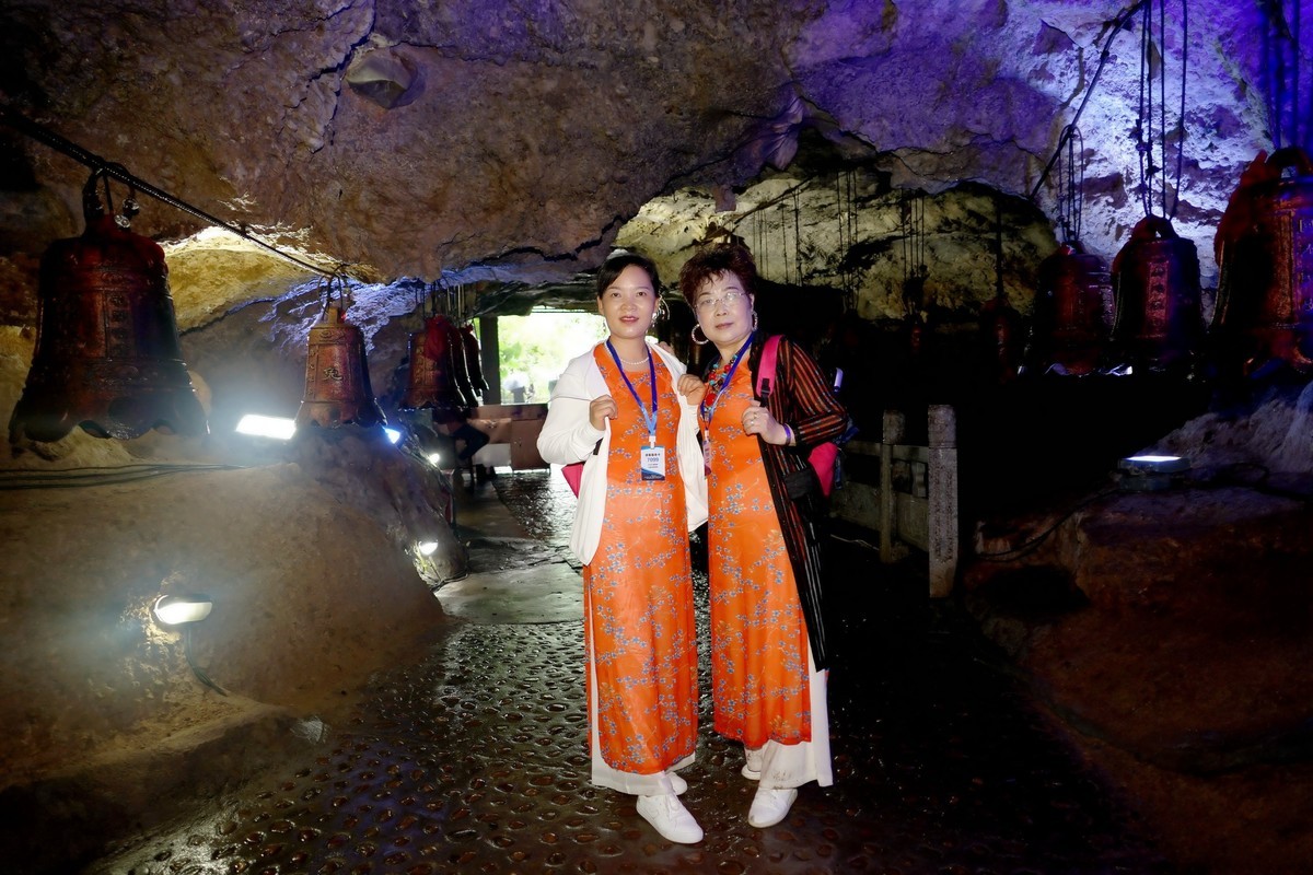 山洞环境人像---阳朔金水岩休闲的美女！