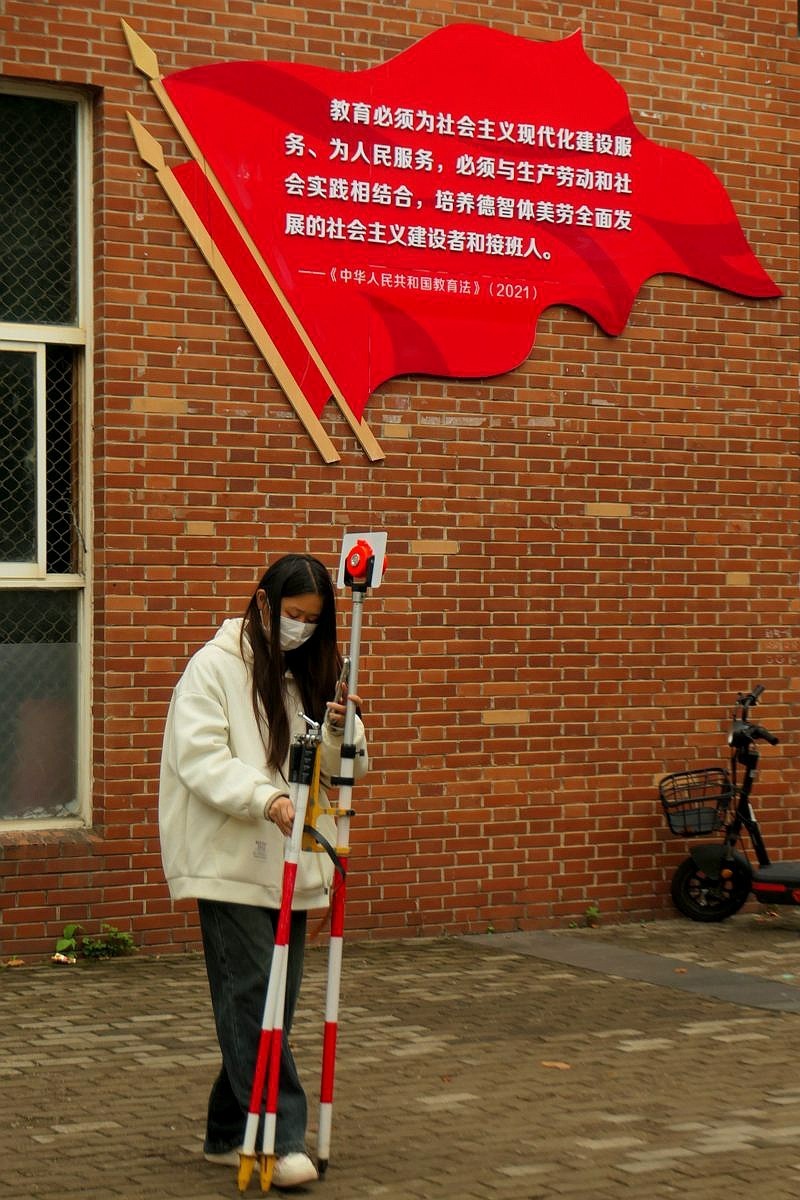 文华学院拍红枫