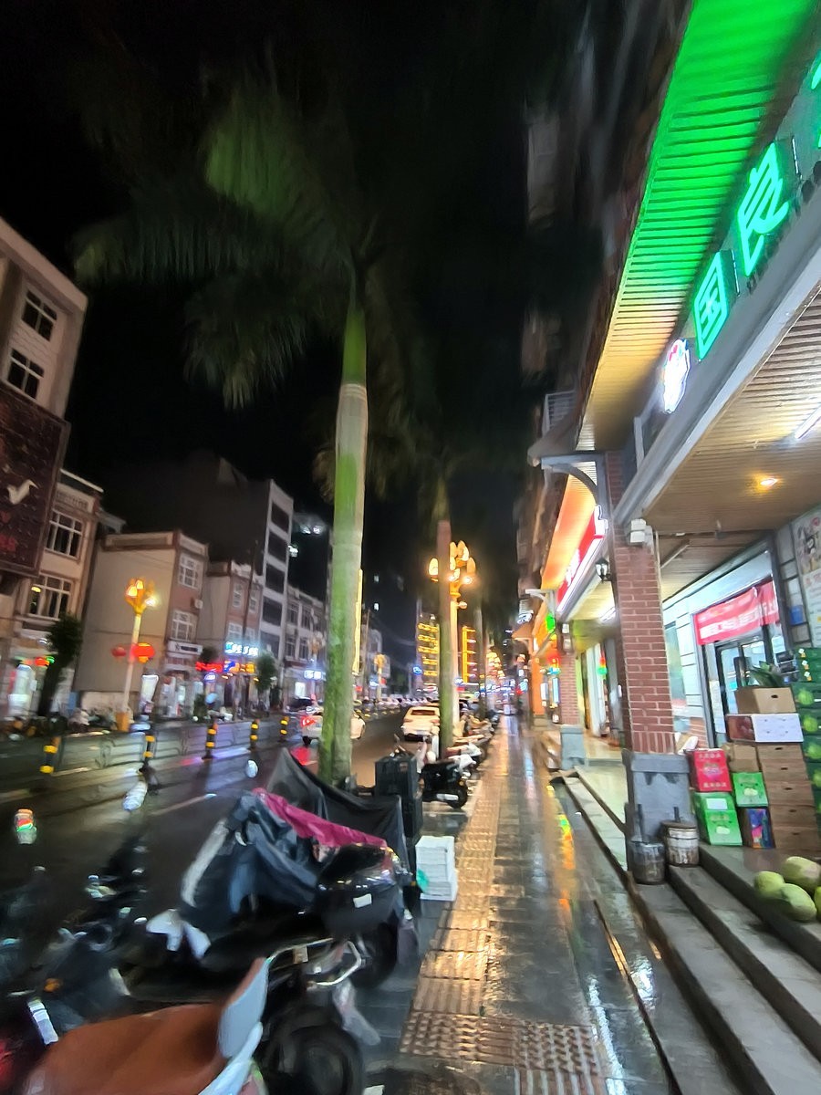 2024夏 海南环岛行（156）夜晚的临高县城