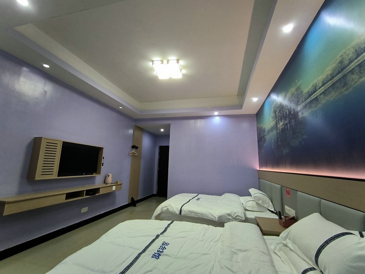 2024夏 海南环岛行（156）夜晚的临高县城