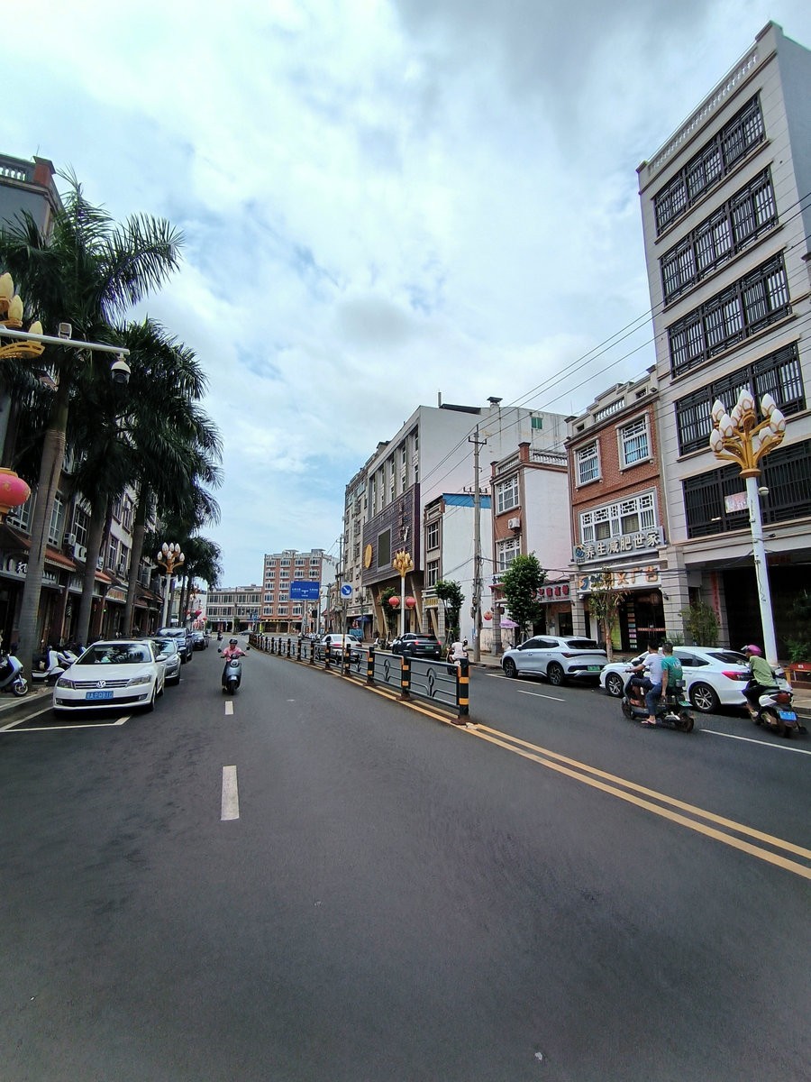 2024夏 海南环岛行（156）夜晚的临高县城