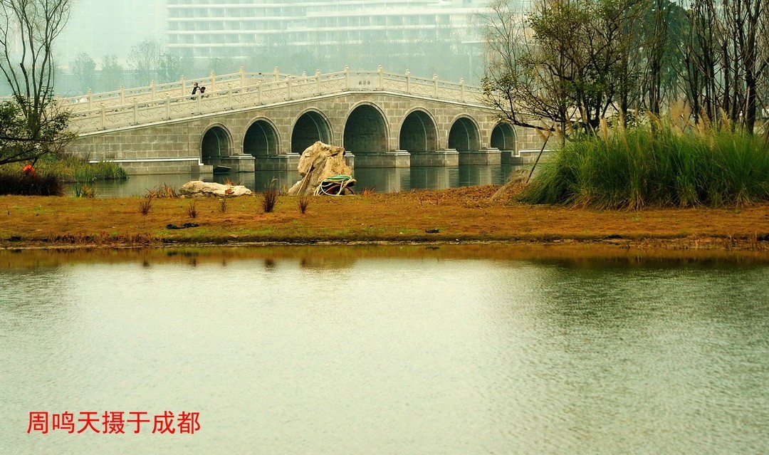 成都世大运主会场飞碟二、    周鸣天