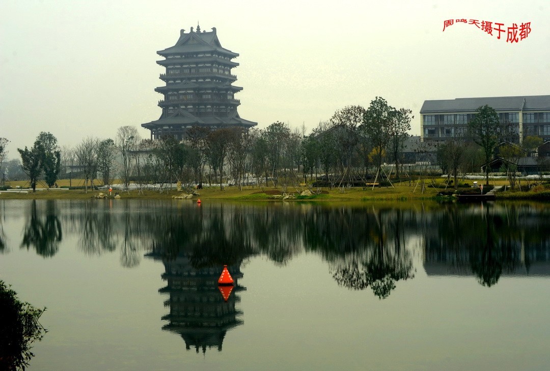 成都世大运主会场飞碟二、    周鸣天