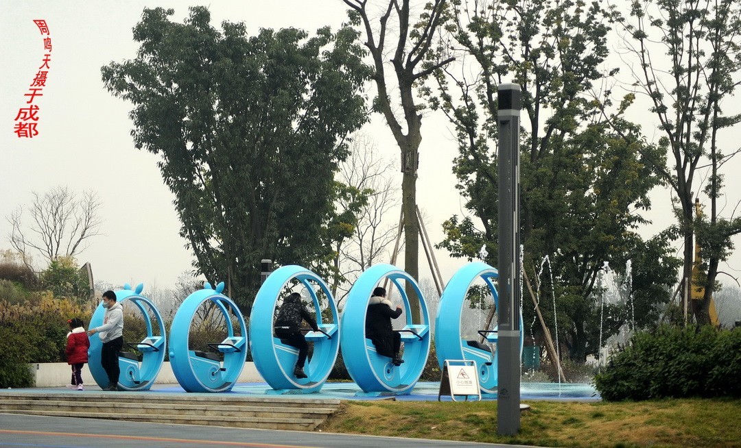 成都世大运主会场飞碟二、    周鸣天