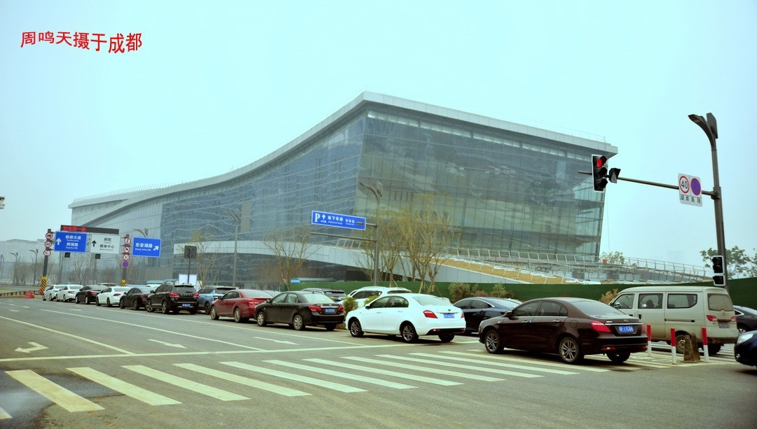 成都世大运主会场飞碟二、    周鸣天