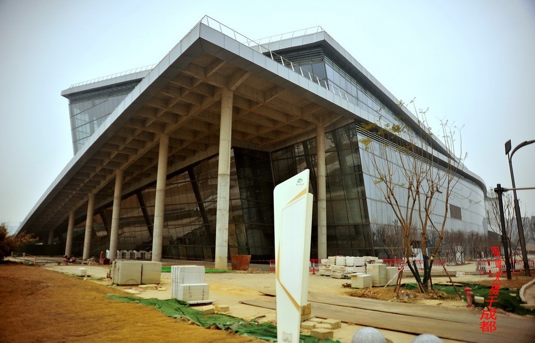 成都世大运主会场飞碟二、    周鸣天