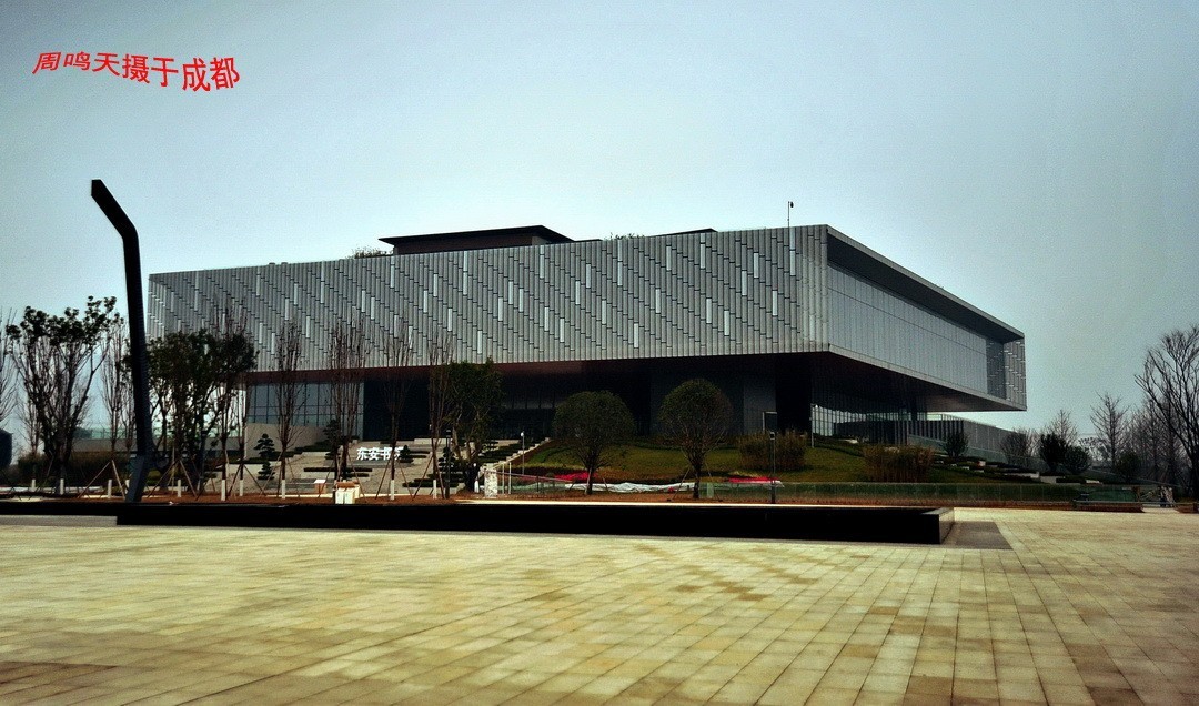 成都世大运主会场飞碟二、    周鸣天