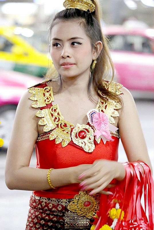 【不老松：游摄异国风情：新、马、泰！】（08）刚到曼谷就受到靓姐的迎接！