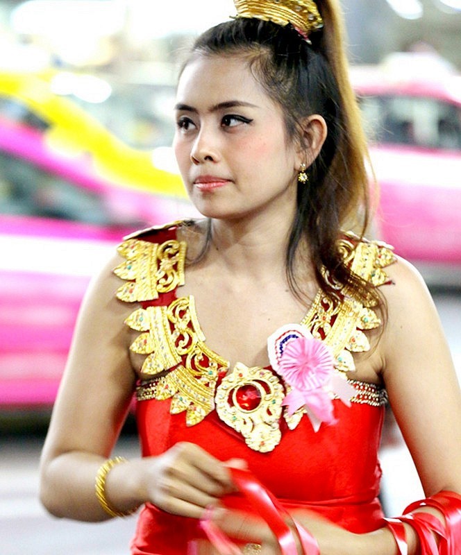 【不老松：游摄异国风情：新、马、泰！】（08）刚到曼谷就受到靓姐的迎接！