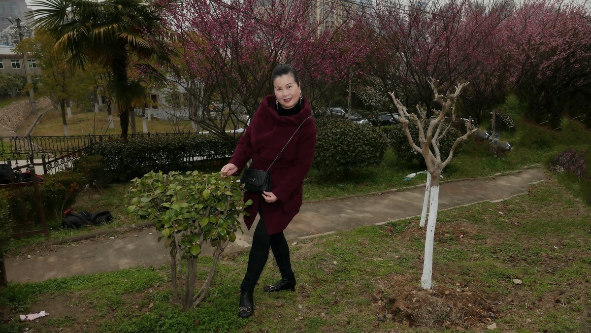 环境人像---江边小树林中的美女！