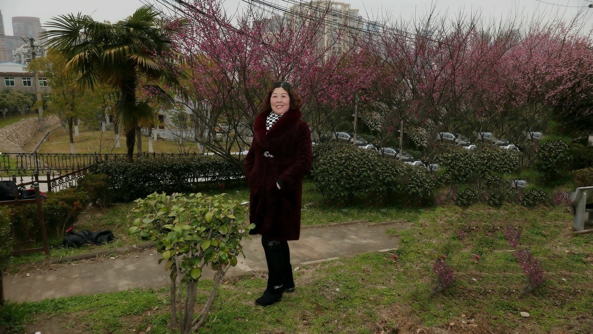 环境人像---江边小树林中的美女！