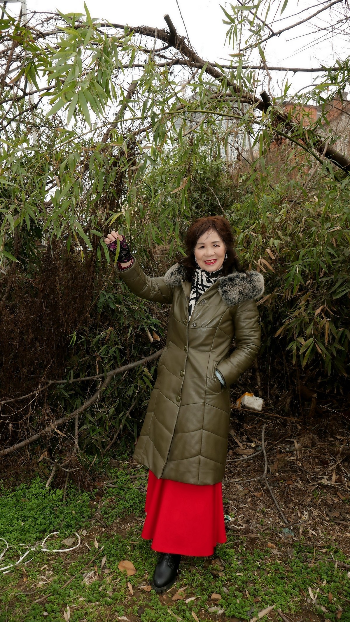 环境人像---江边小树林中的美女！