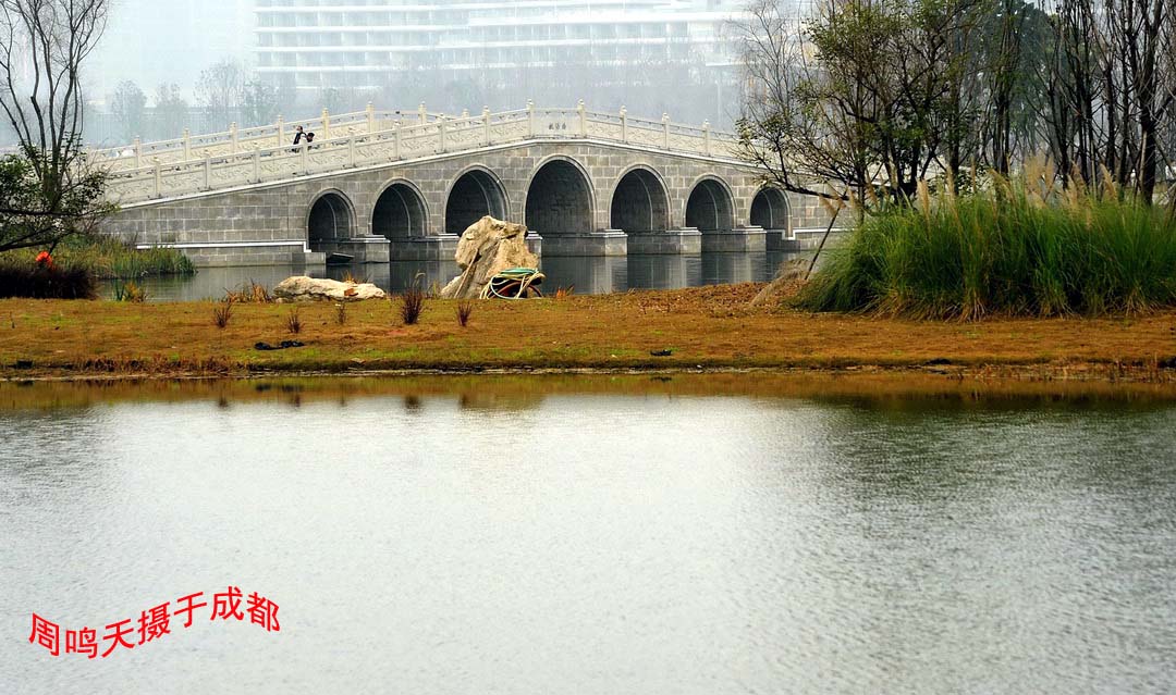 成都世大运主会场飞碟二、    周鸣天