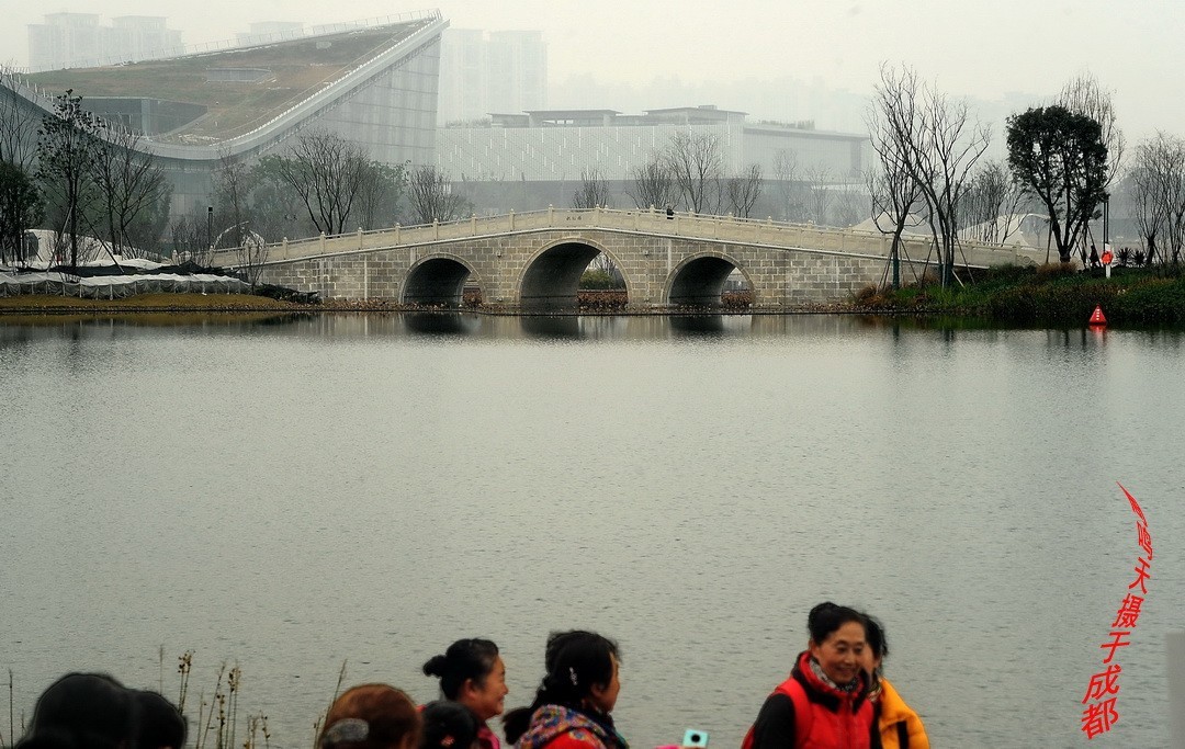 成都世大运主会场飞碟二、    周鸣天