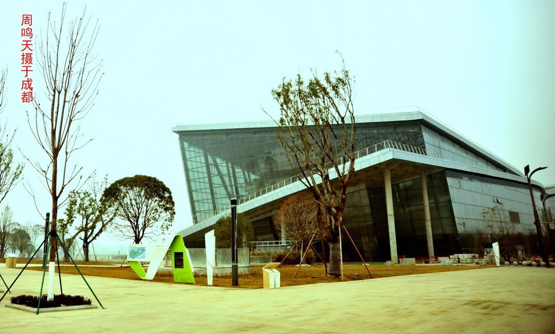 成都世大运主会场飞碟二、    周鸣天