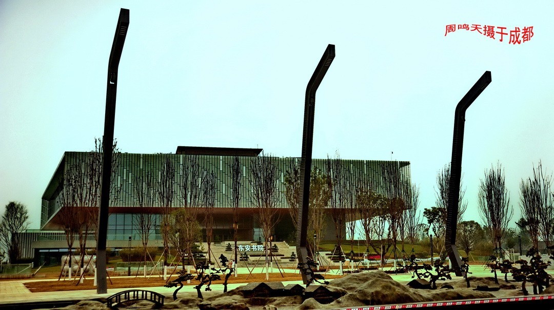 成都世大运主会场飞碟二、    周鸣天