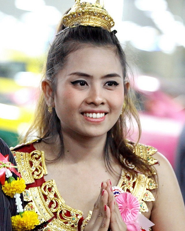 【不老松：游摄异国风情：新、马、泰！】（08）刚到曼谷就受到靓姐的迎接！