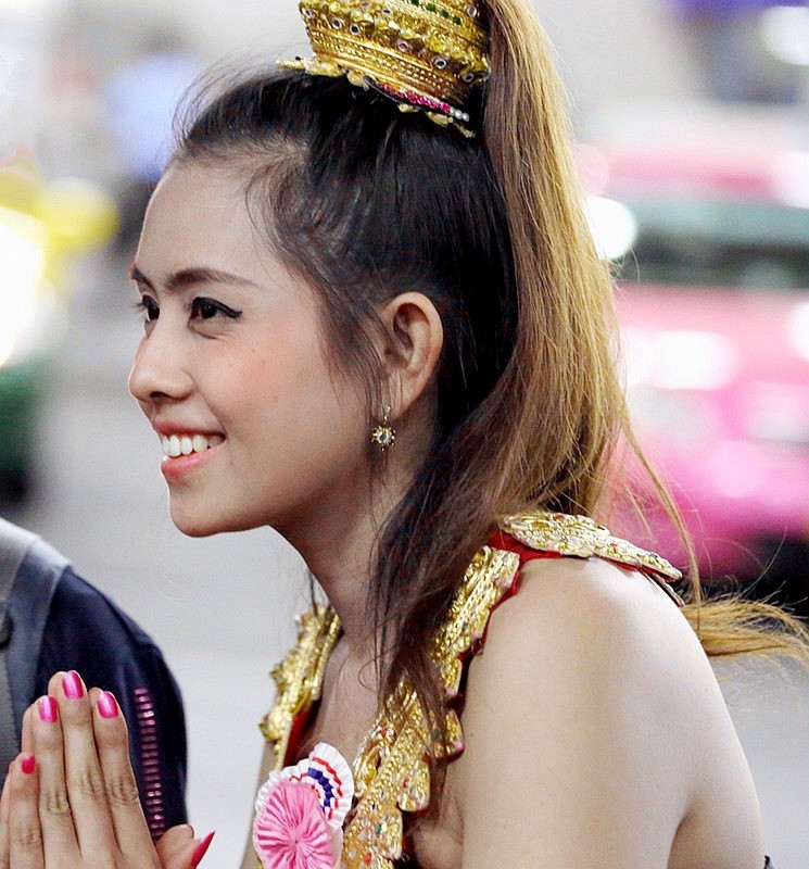 【不老松：游摄异国风情：新、马、泰！】（08）刚到曼谷就受到靓姐的迎接！