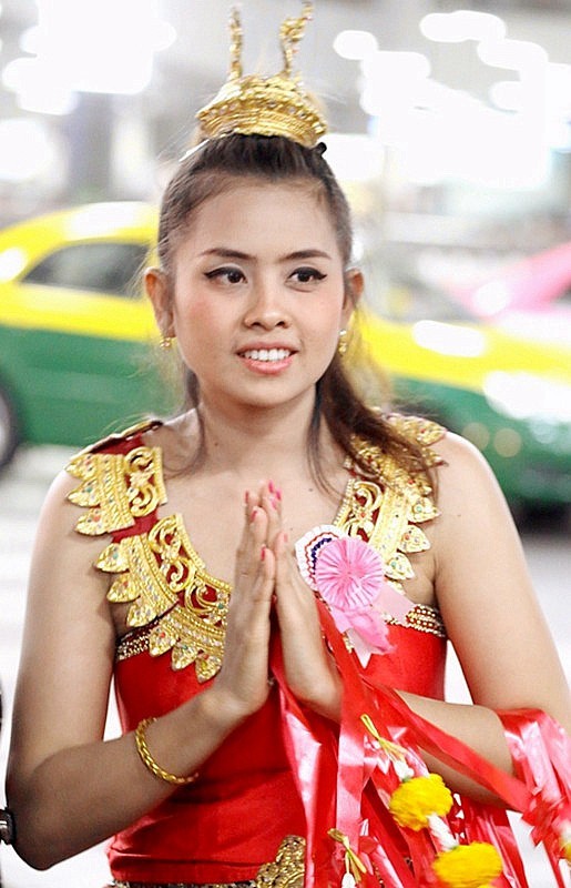 【不老松：游摄异国风情：新、马、泰！】（08）刚到曼谷就受到靓姐的迎接！