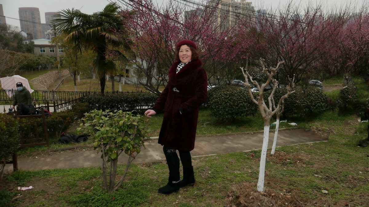 环境人像---江边小树林中的美女！