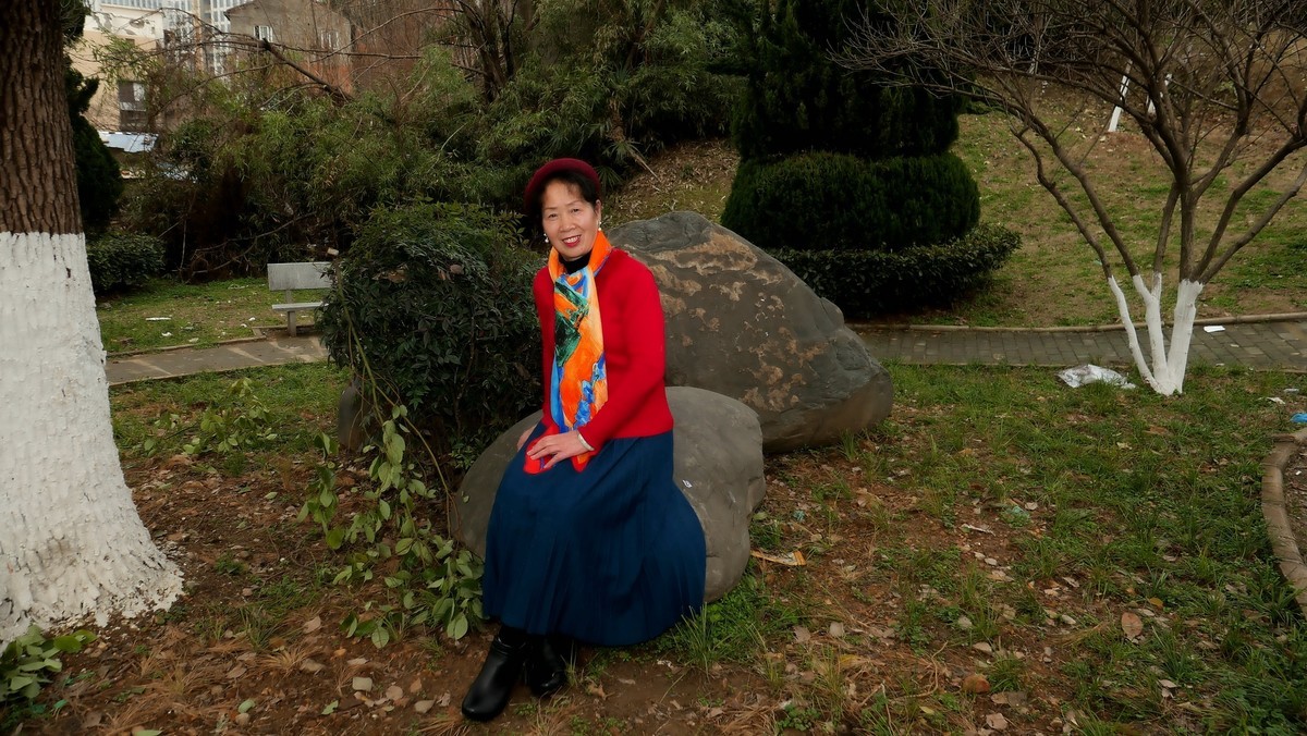 环境人像---江边小树林中的美女！