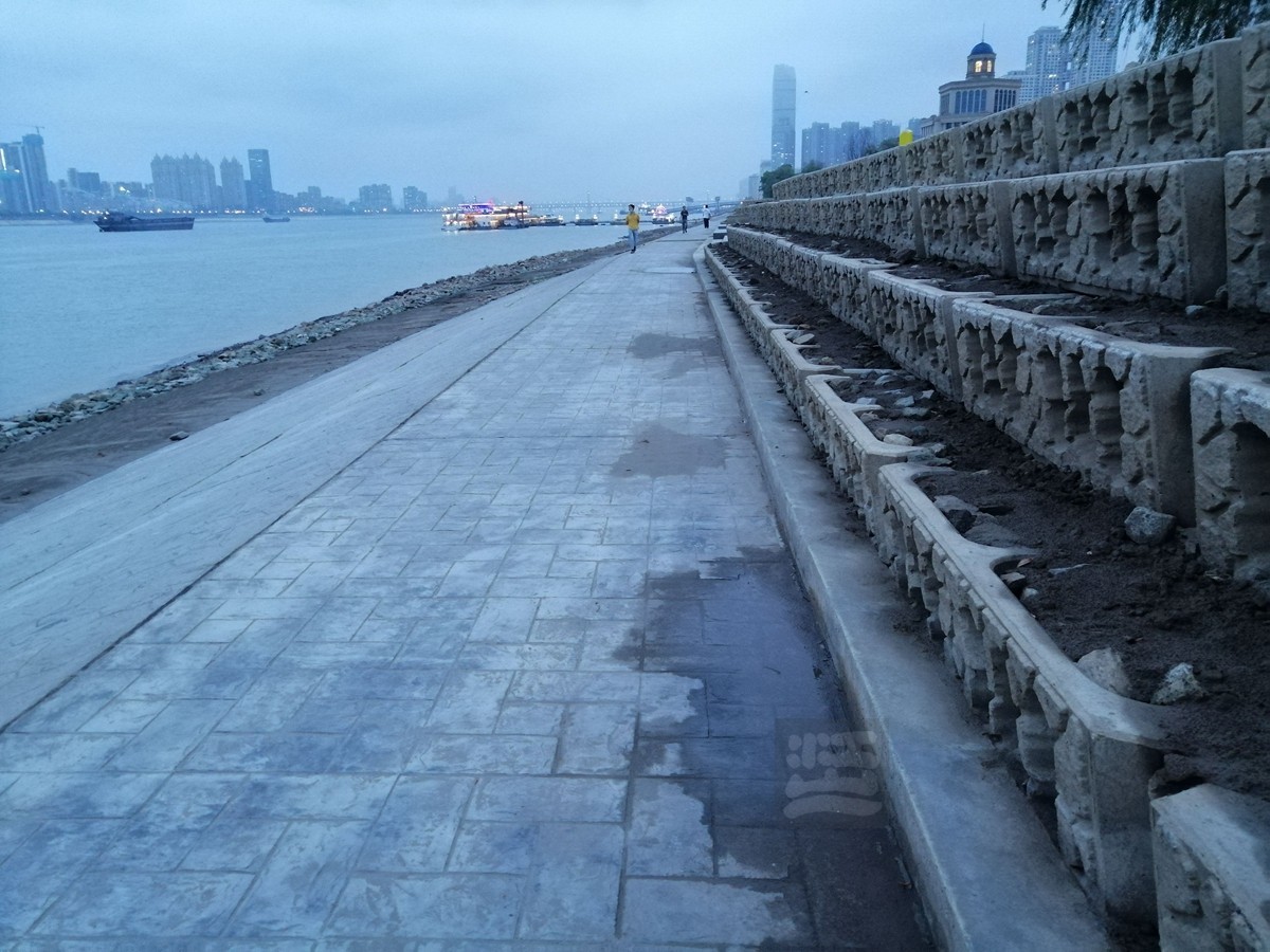 江滩亲水步道——武汉随笔