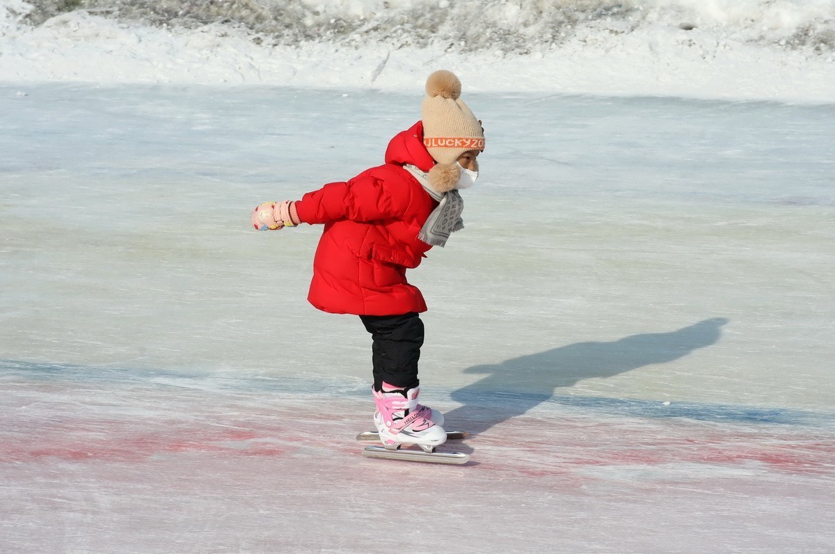 红衣驼色帽女娃