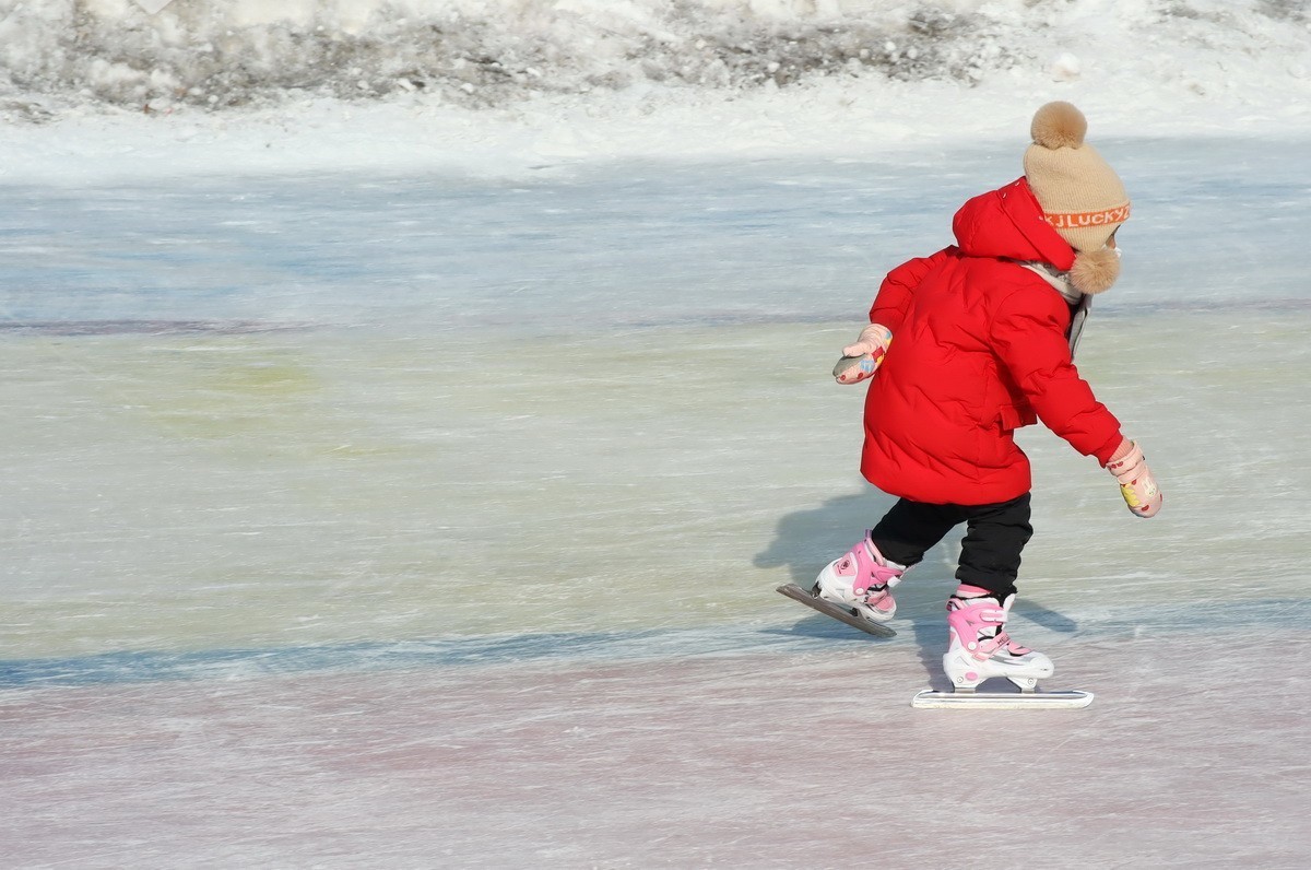 红衣驼色帽女娃