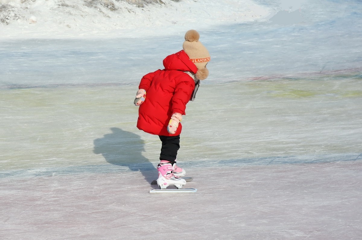 红衣驼色帽女娃