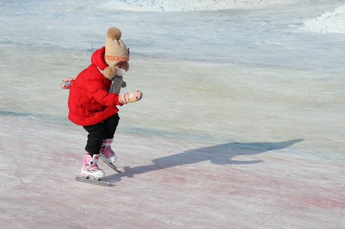 红衣驼色帽女娃