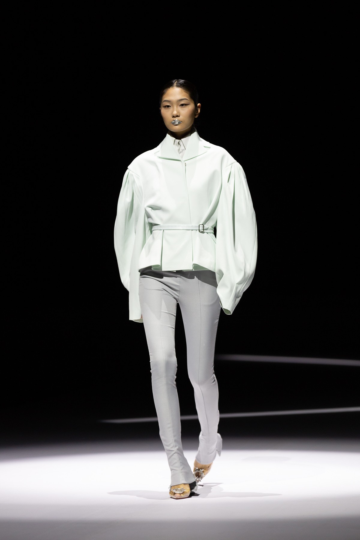 这场T台的灯光吵蛋了，居然是僵尸色彩，艺术吗