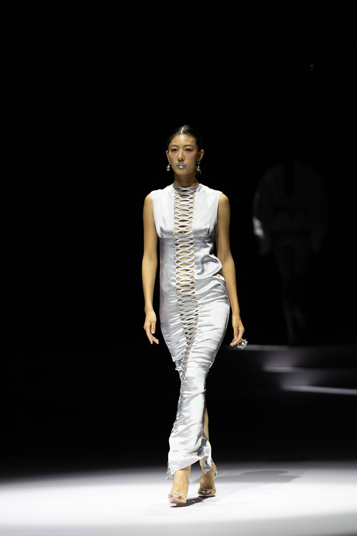 这场T台的灯光吵蛋了，居然是僵尸色彩，艺术吗