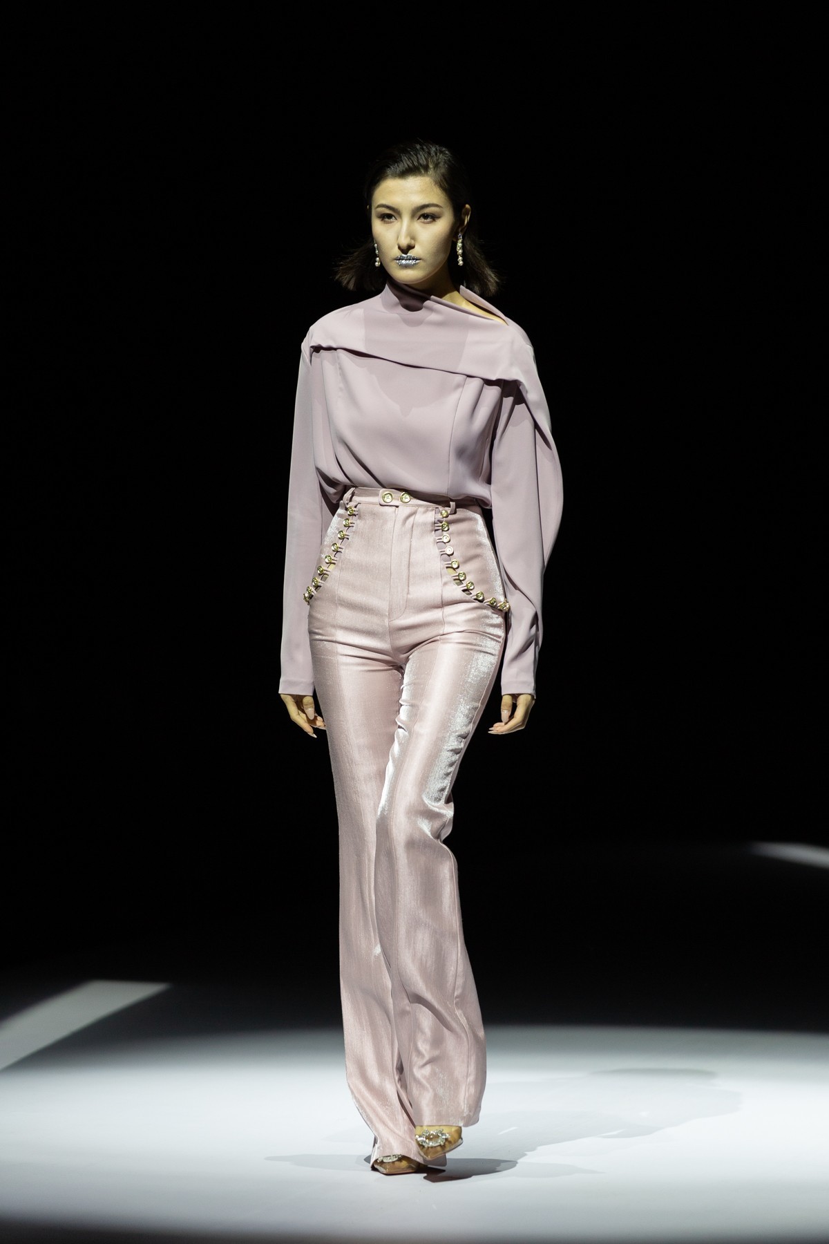 这场T台的灯光吵蛋了，居然是僵尸色彩，艺术吗