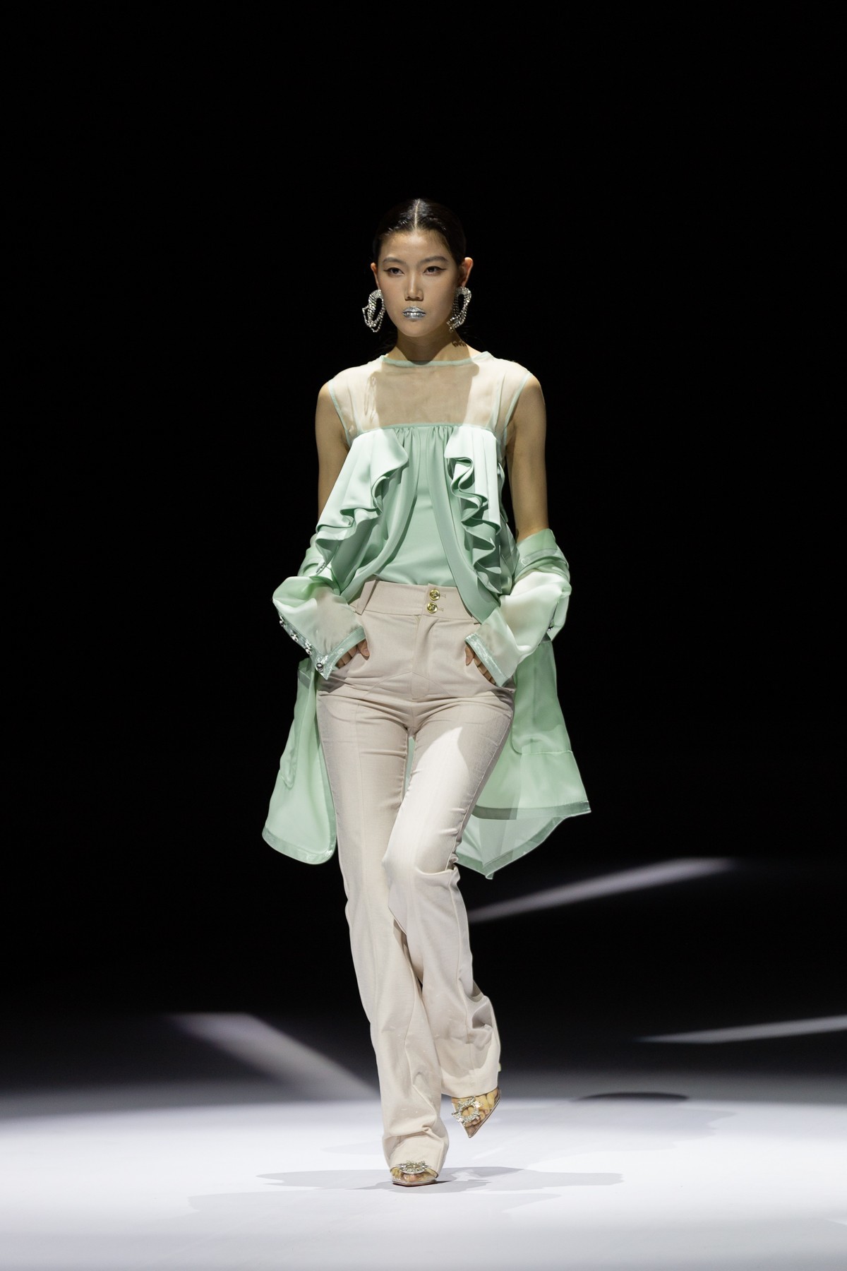 这场T台的灯光吵蛋了，居然是僵尸色彩，艺术吗