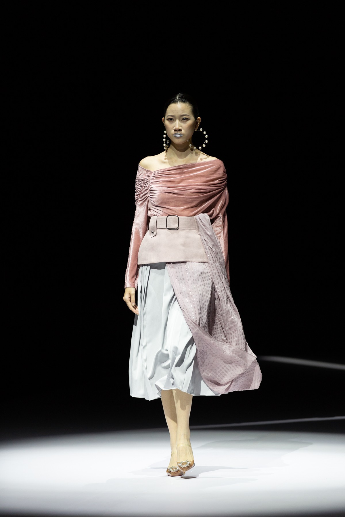 这场T台的灯光吵蛋了，居然是僵尸色彩，艺术吗