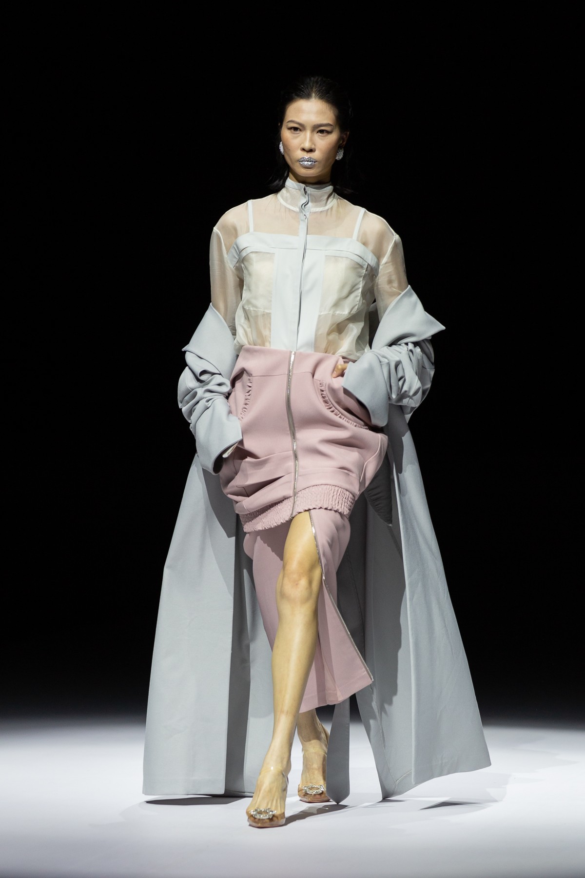 这场T台的灯光吵蛋了，居然是僵尸色彩，艺术吗