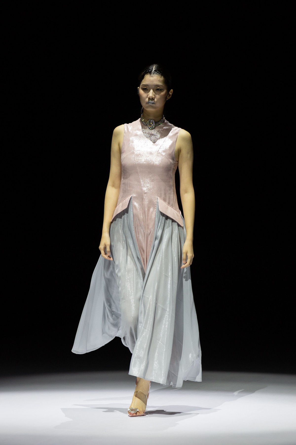 这场T台的灯光吵蛋了，居然是僵尸色彩，艺术吗