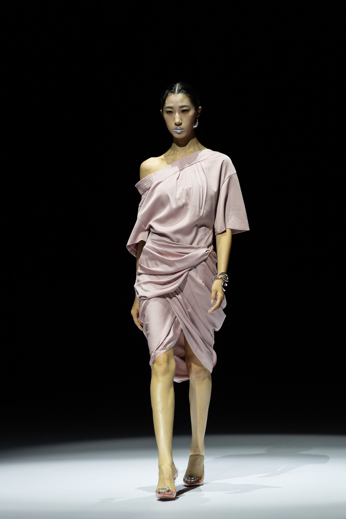 这场T台的灯光吵蛋了，居然是僵尸色彩，艺术吗