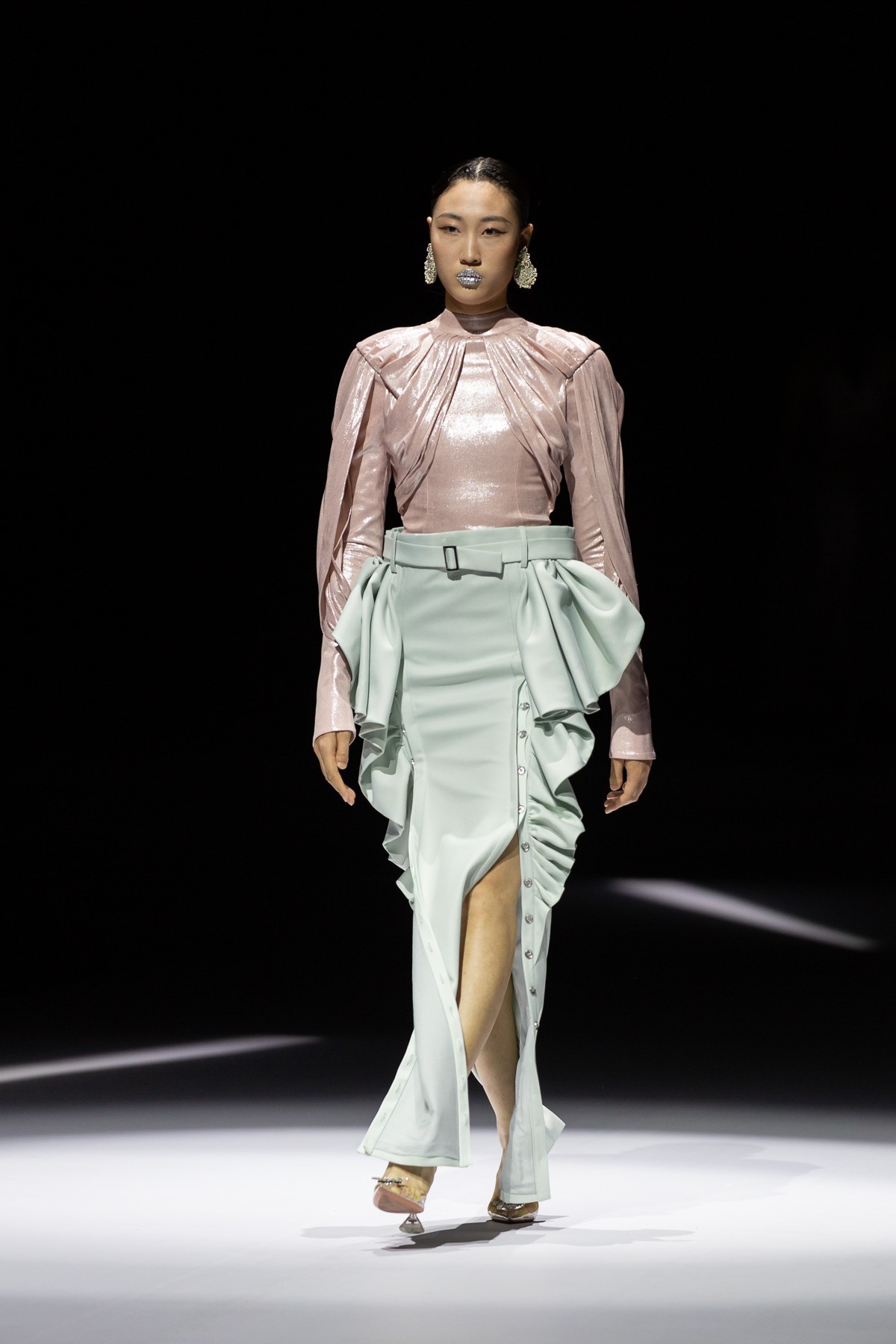 这场T台的灯光吵蛋了，居然是僵尸色彩，艺术吗