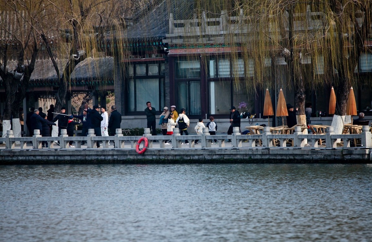 早春二月——明湖速写