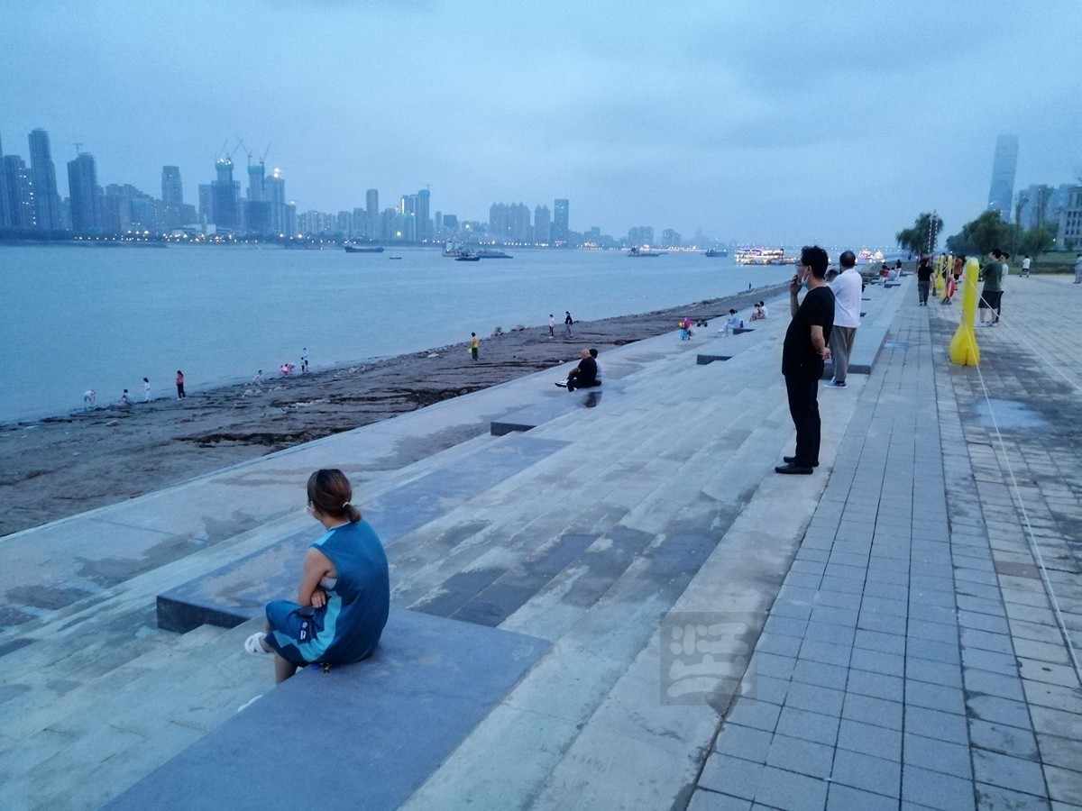 江滩亲水步道——武汉随笔