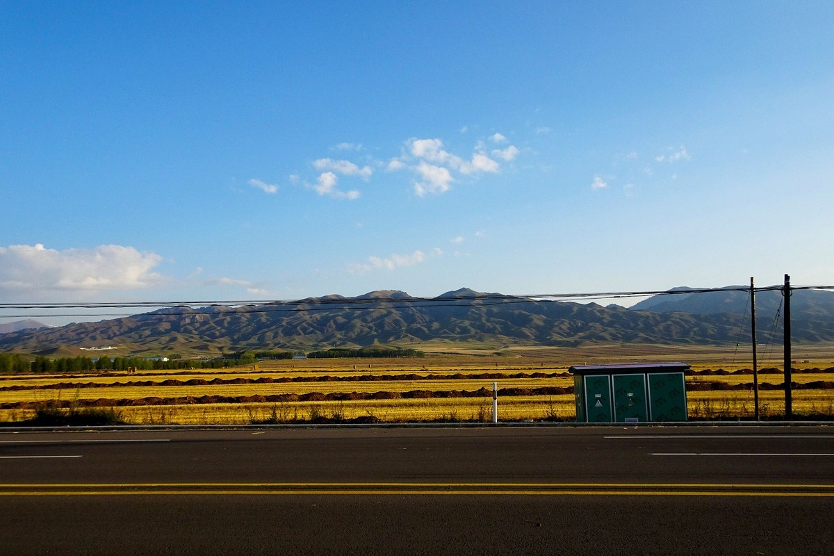 行驶在新疆伊昭公路上